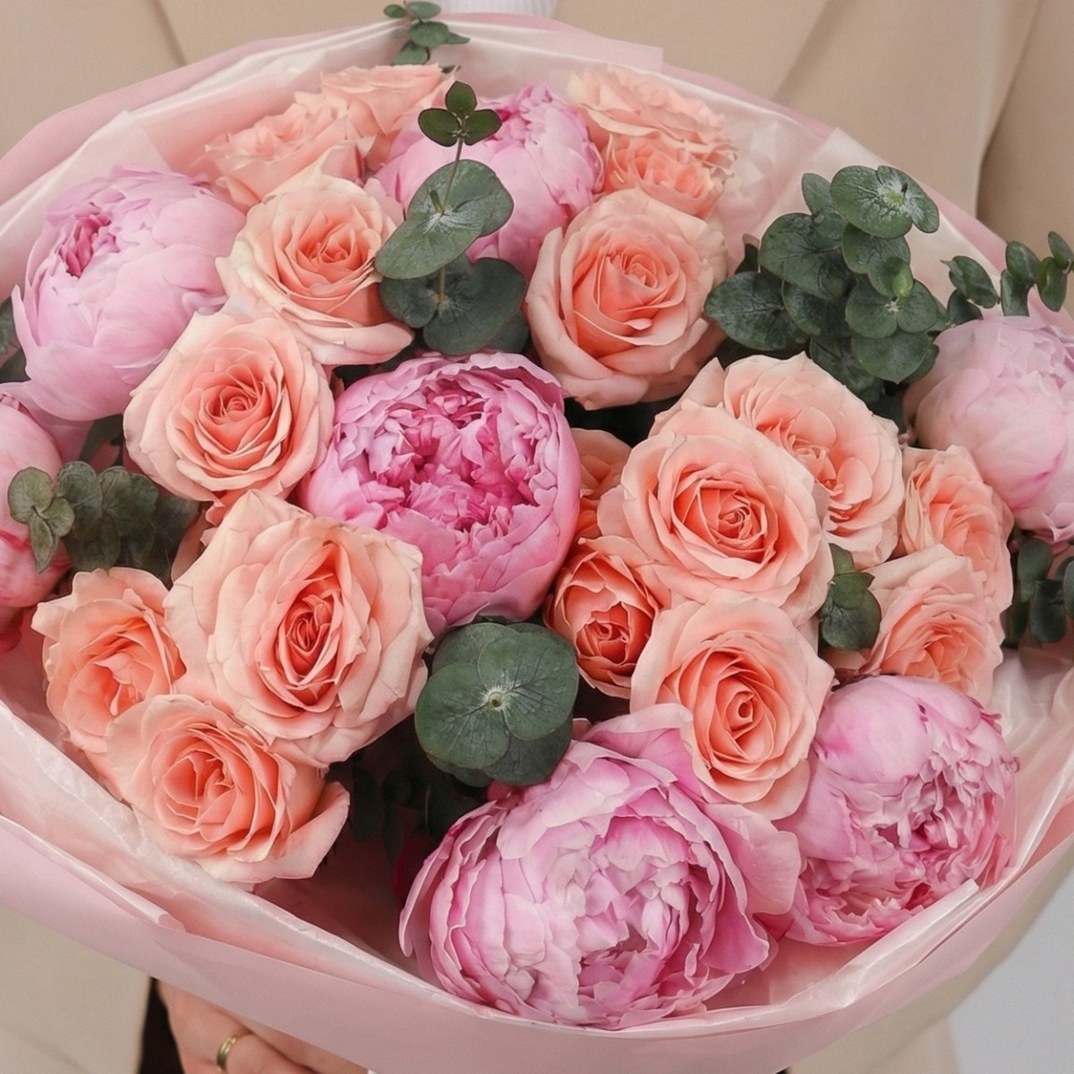 sbornyj buket s pionami i rozami 7